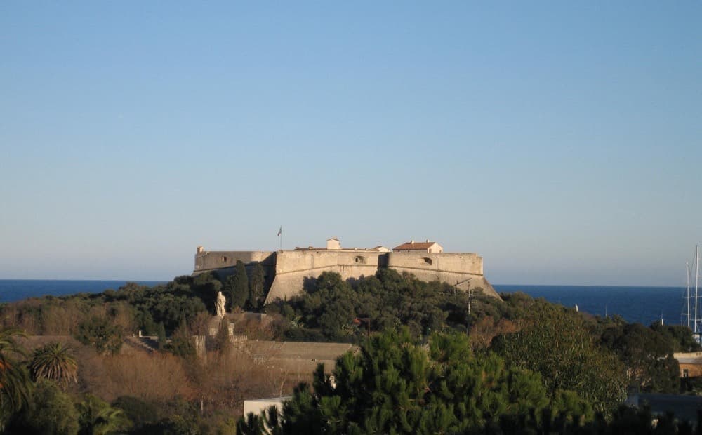 Le Fort Carré d’Antibes, dominant la mer