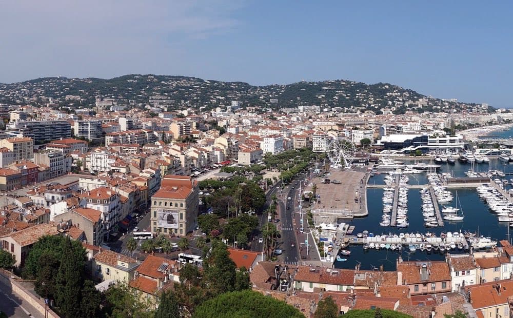 Le vieux port de Cannes et le Suquet (photo : Spike, CC BY-SA 4.0)