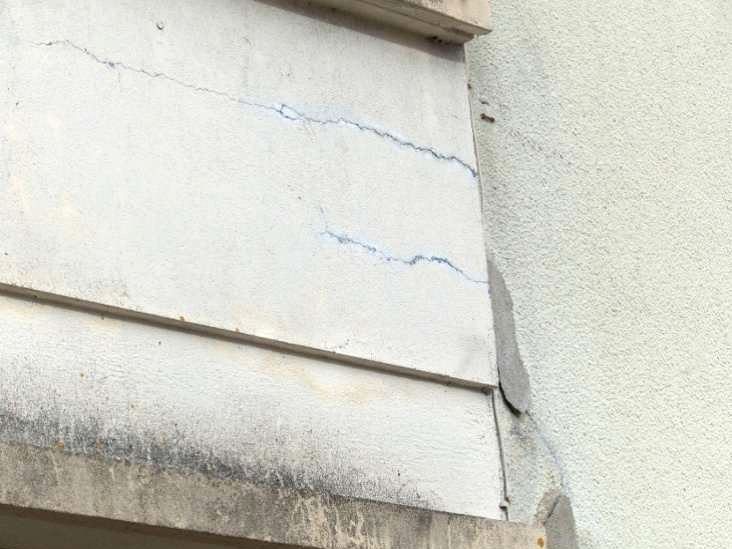 Fissures de façade repérées au feutre lors de l’expertise