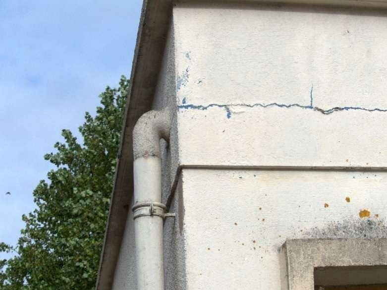Fissure horizontale tracée sur une façade, à l’angle du bâtiment