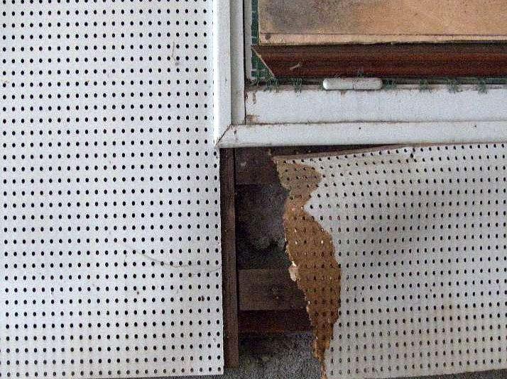 Infiltration d’eau dans la maison : dalle de faux plafond dégradée par l’eau sous une fenêtre