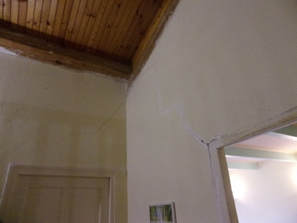 Fissure suivant l’encadrement d’une porte intérieure jusqu’au plafond
