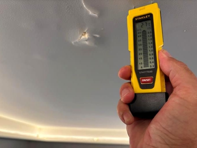 Humidimètre posé sur un cloquage du plafond d’une chambre