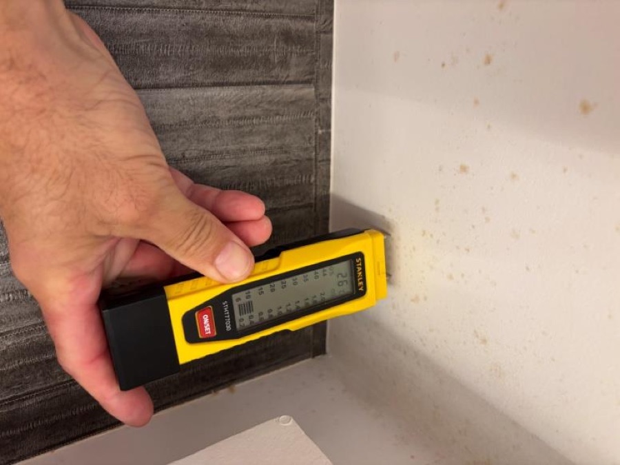 Mesure du taux d’humidité en pied de mur avec un humidimètre