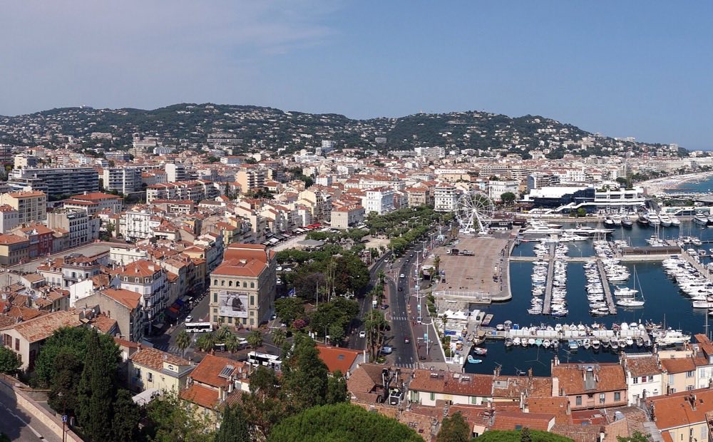 Le vieux port de Cannes et le Suquet (photo : Spike, CC BY-SA 4.0)